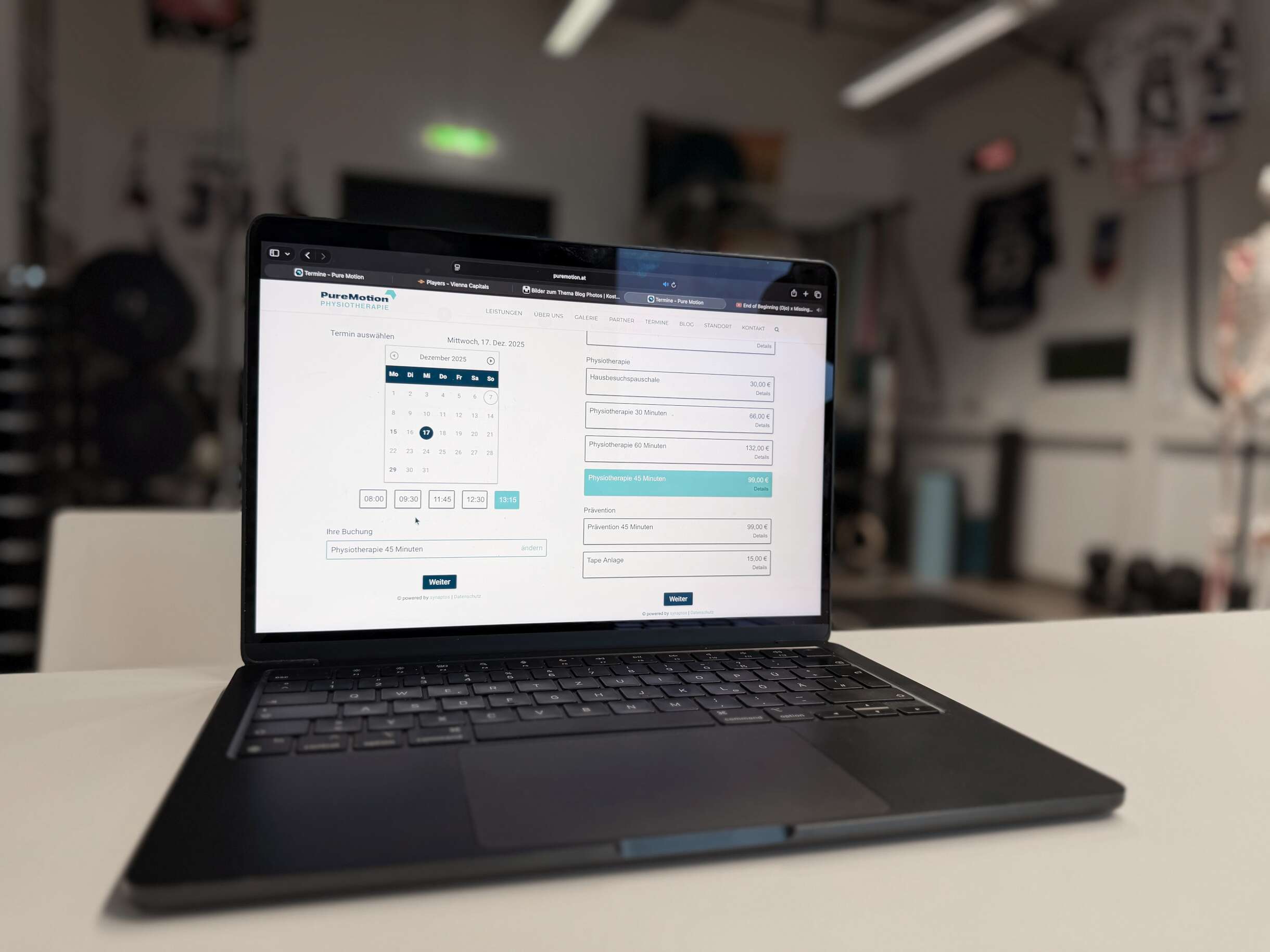 Ein Laptop zeigt das einfache Online-Terminbuchungssystem von PureMotion Physiotherapie in der STEFFL Arena.